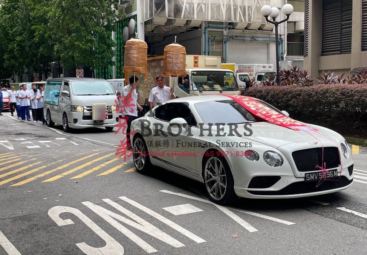 A Hokkien Taoist funeral send off procession with the hearse and surname lanterns by Ang Brothers